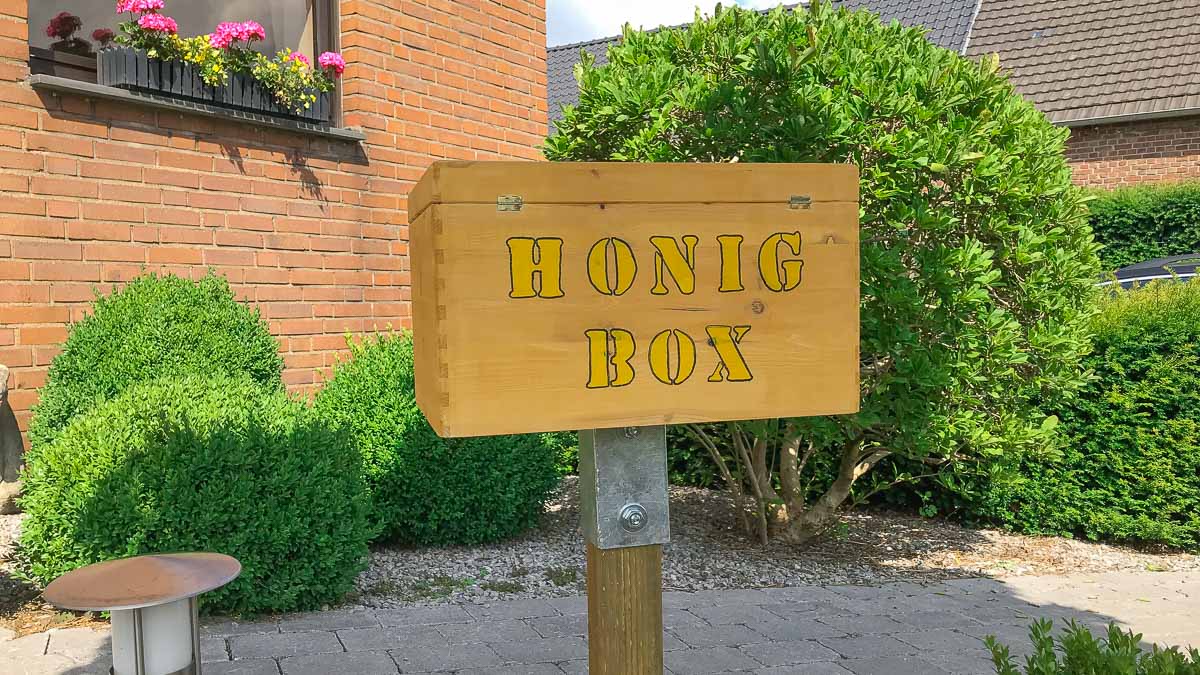 Honigbox im Vorgarten